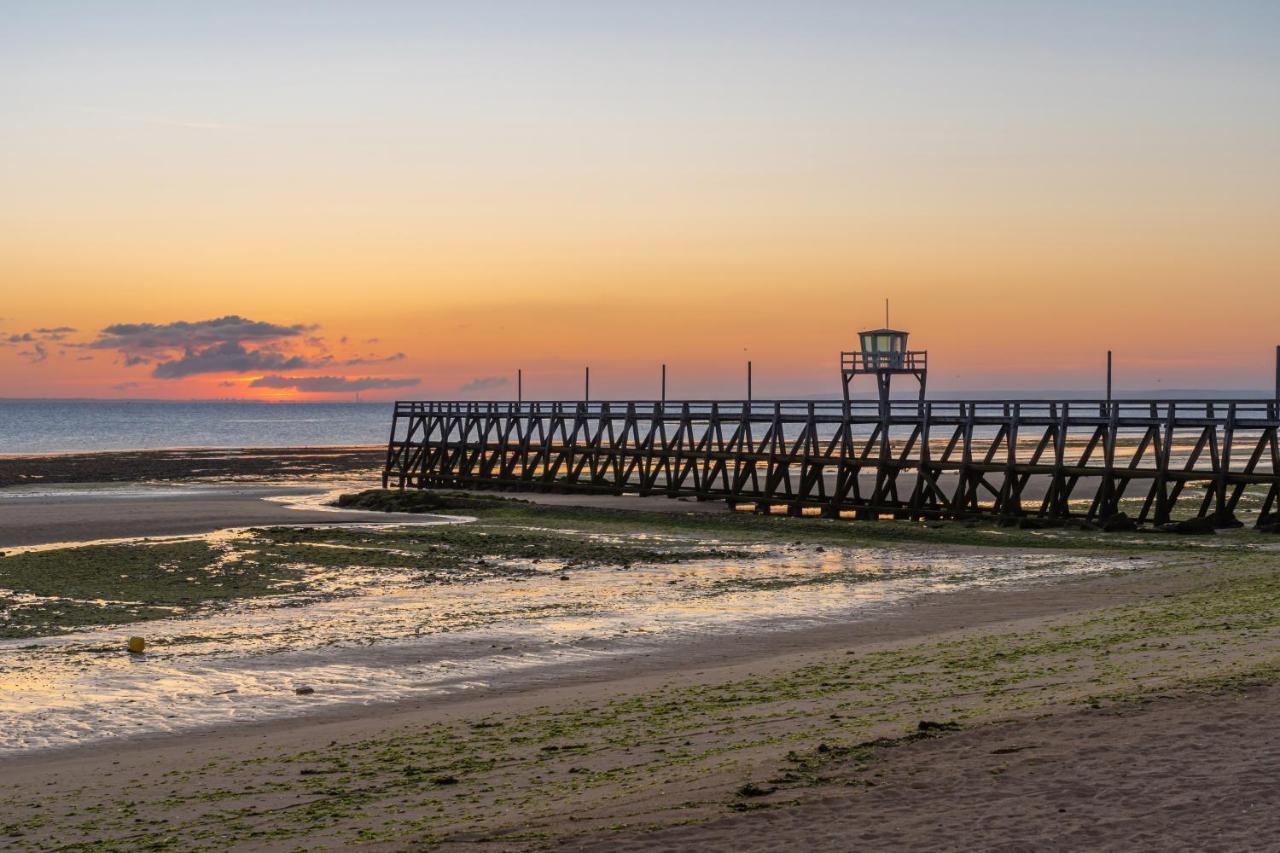 Le Gambetta, 100M De La Plage Luc-sur-Mer Bagian luar foto